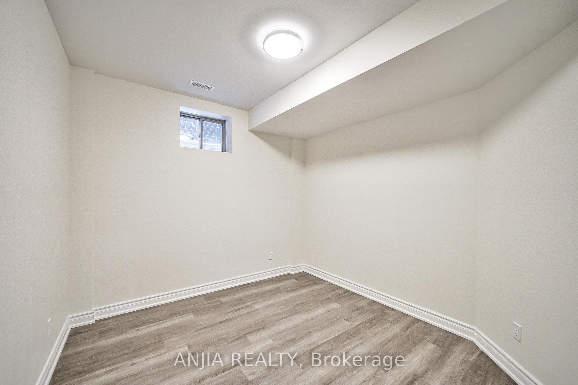 139 Markview Road photo 34