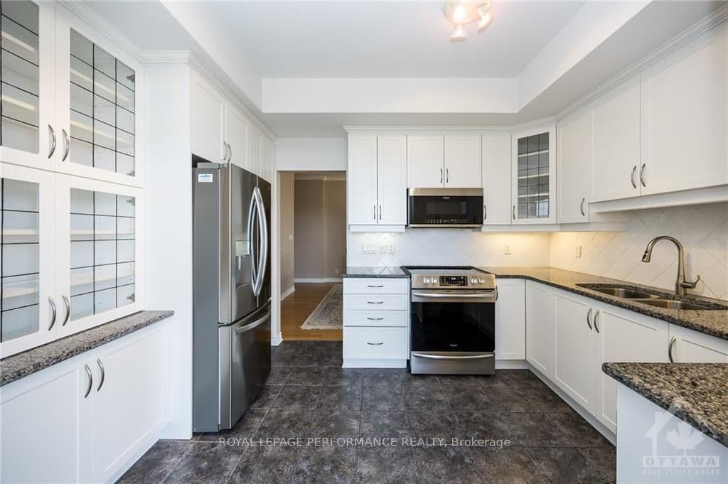 136 DARLINGTON Unit 1006 photo 11
