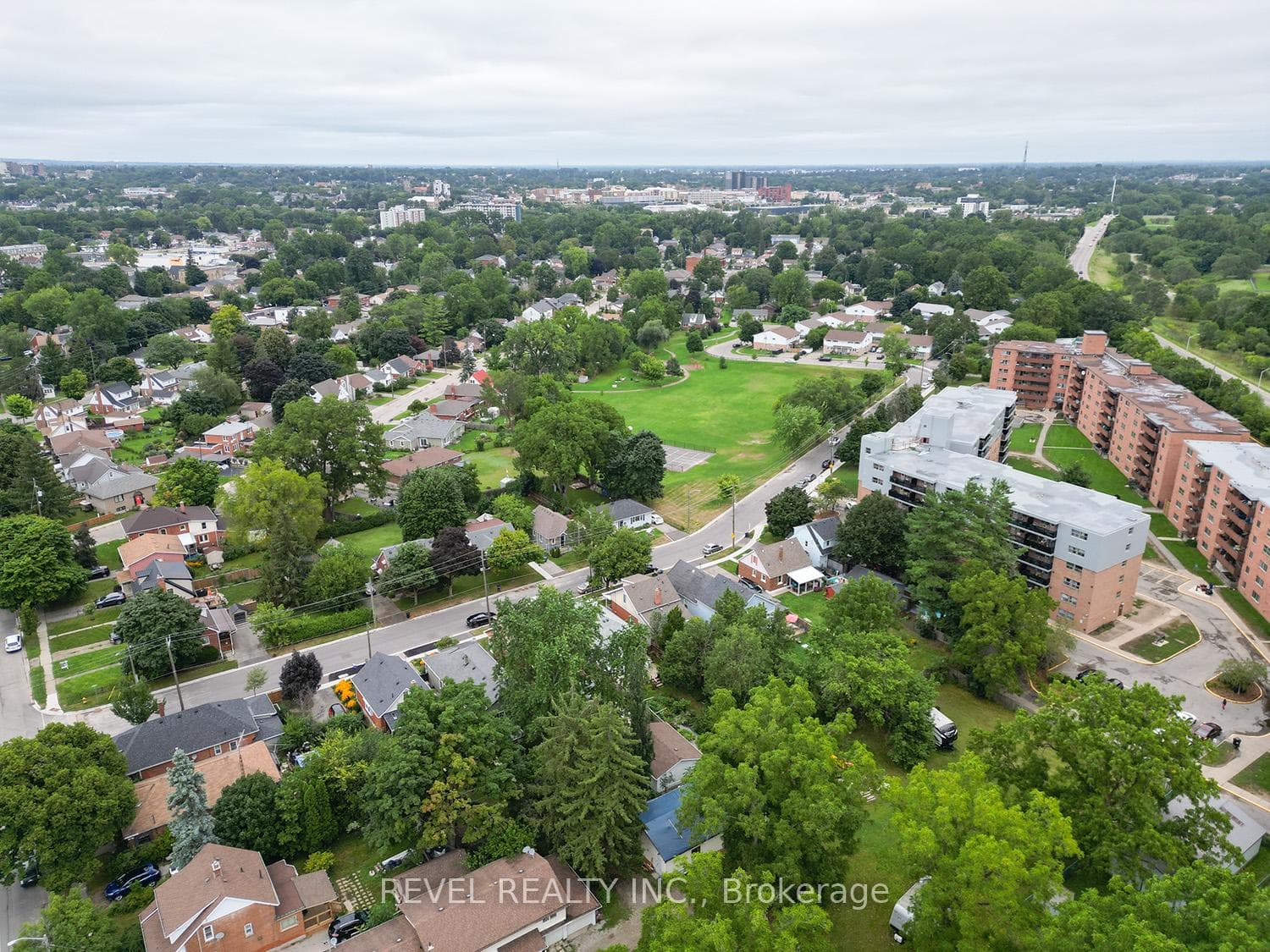 8 Helen Avenue photo 35