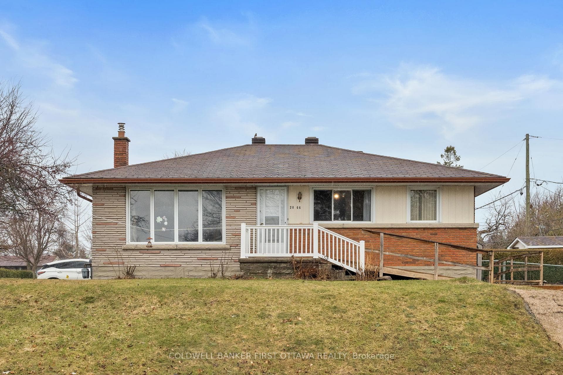 Welcome to 2066 Saunderson Dr in Elmvale Acres!