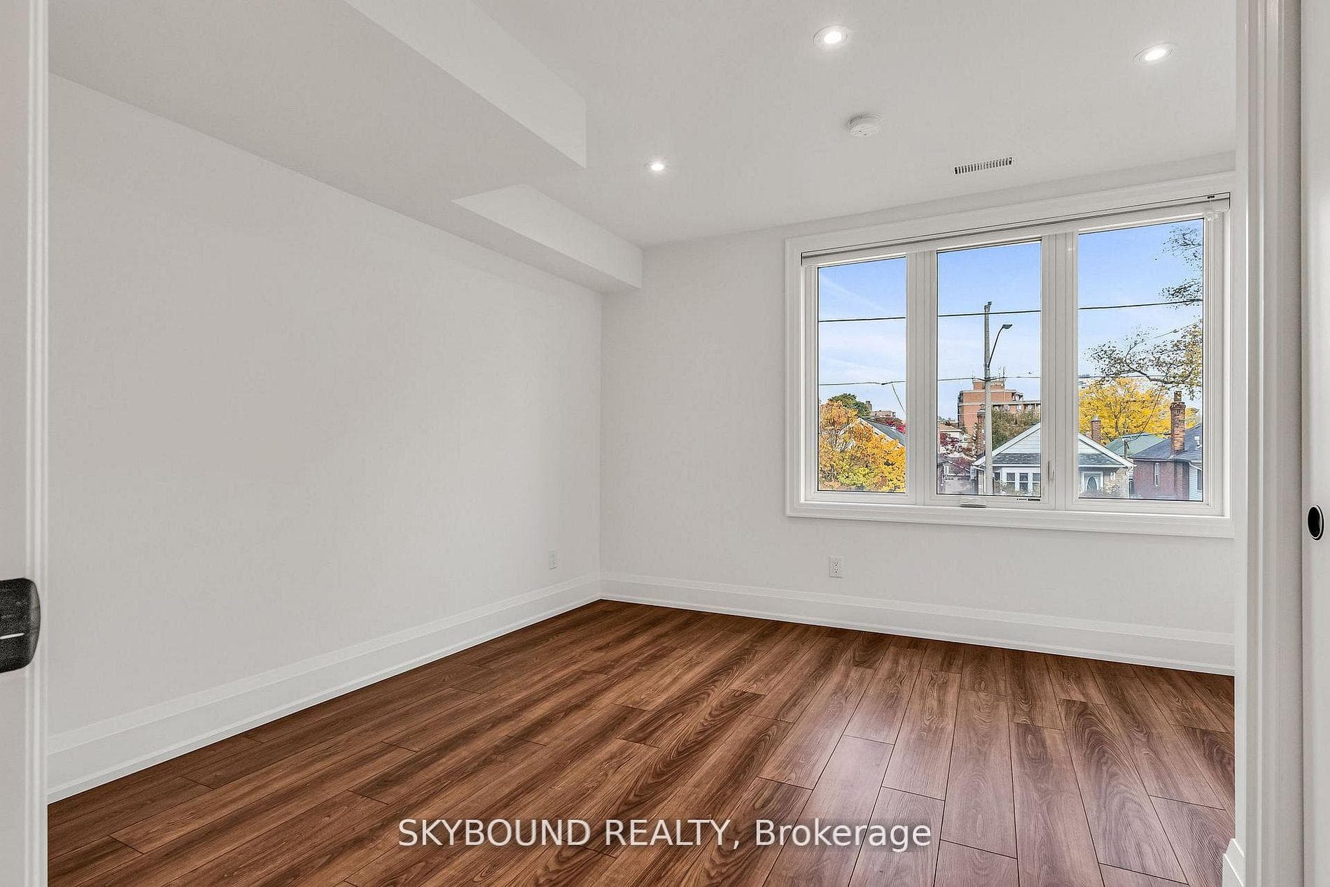 323 Mortimer Avenue Unit B photo 17