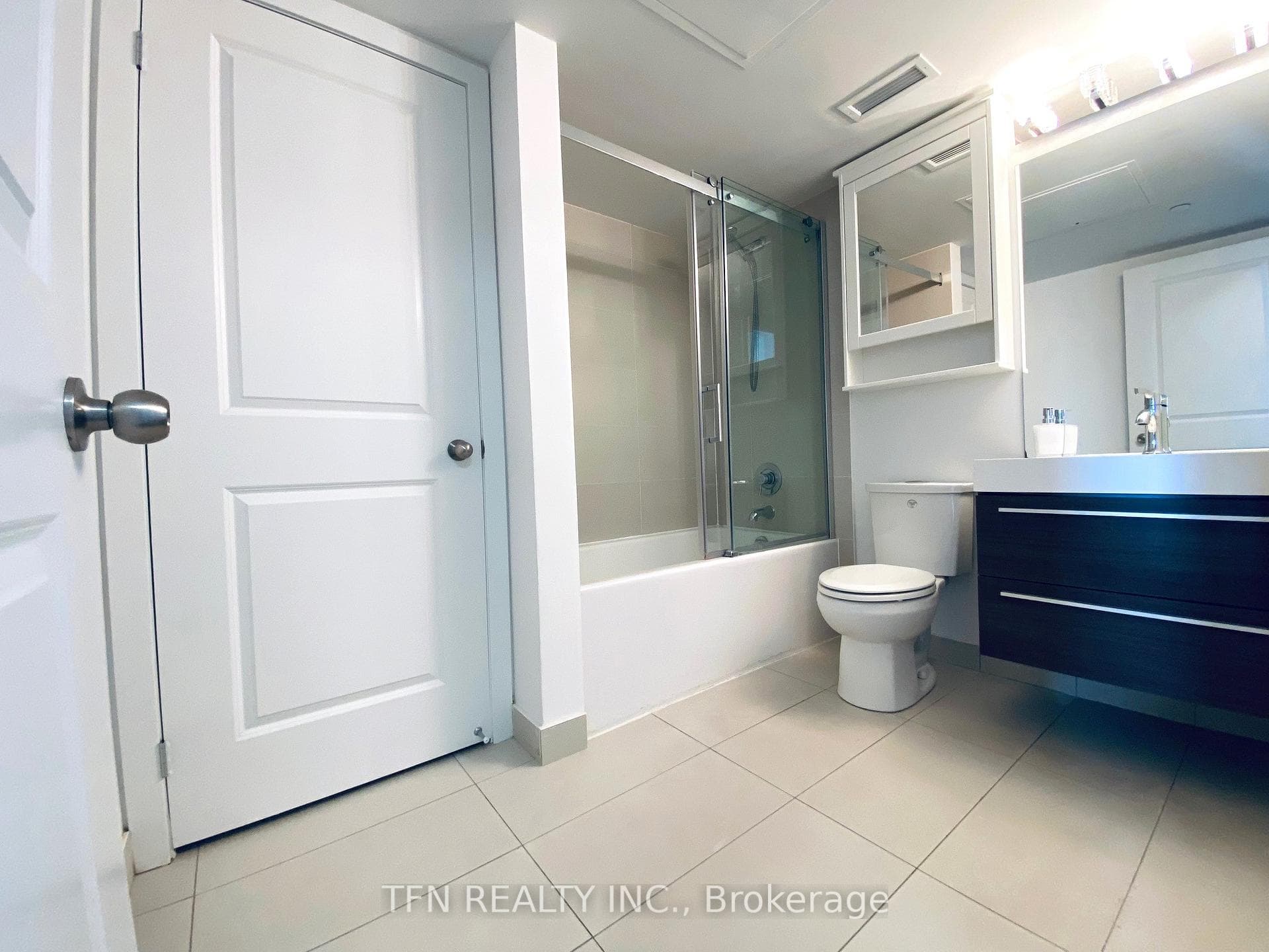 Main Bathroom w/Laundry