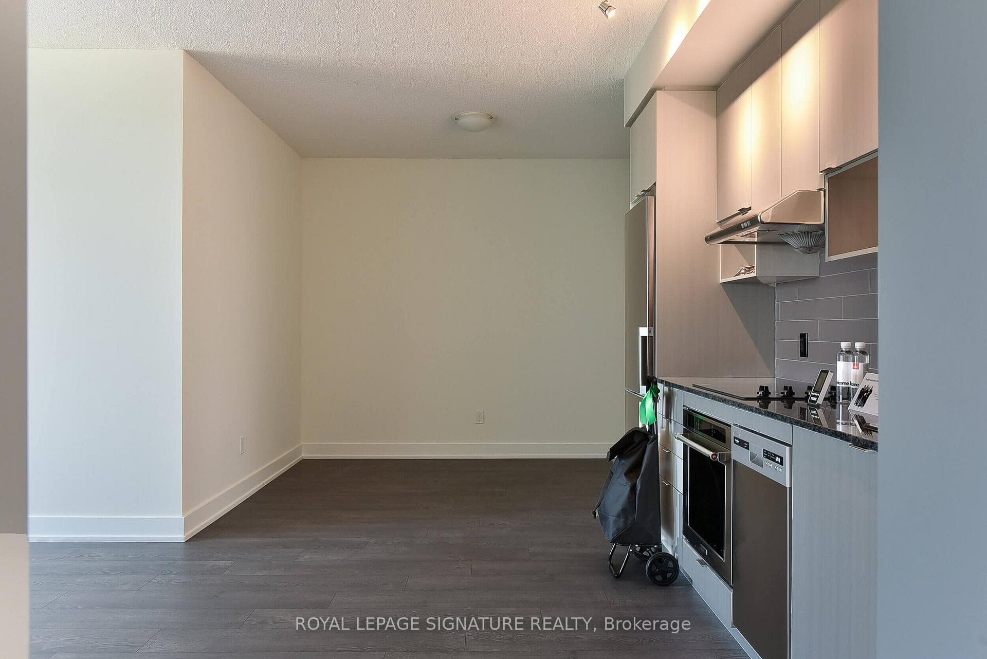 7 Mabelle Avenue Unit 4006 photo 6