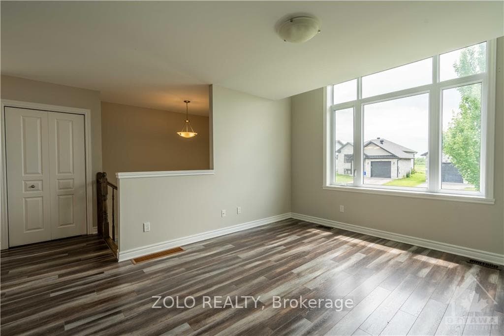 233 BELLWOOD Drive photo 4