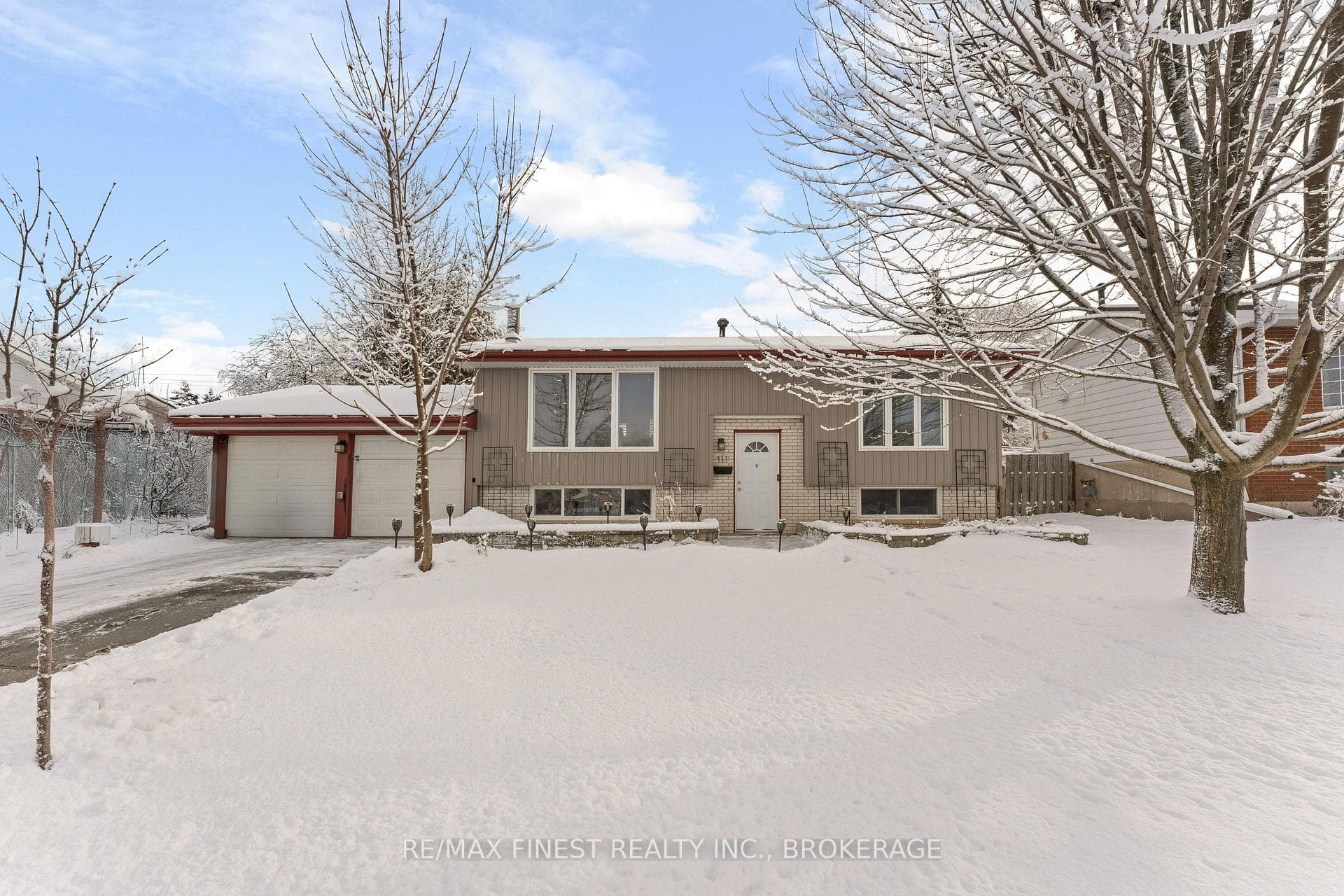 111 Manitou Crescent photo 1