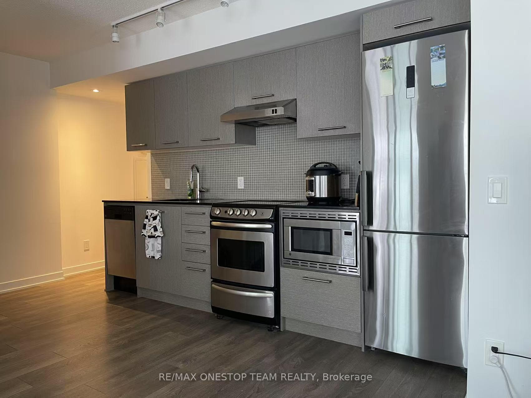 87 Peter Street Unit 1017 photo 6