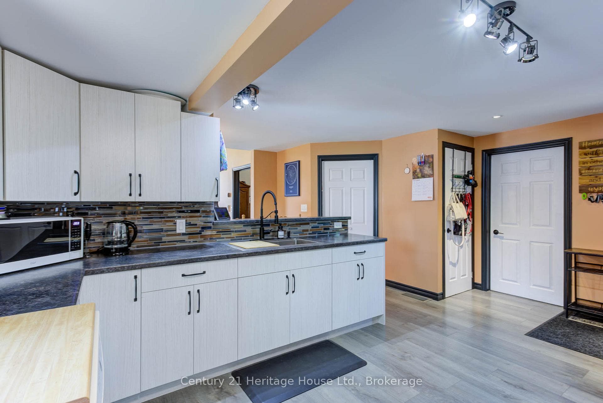276 12TH Street photo 12