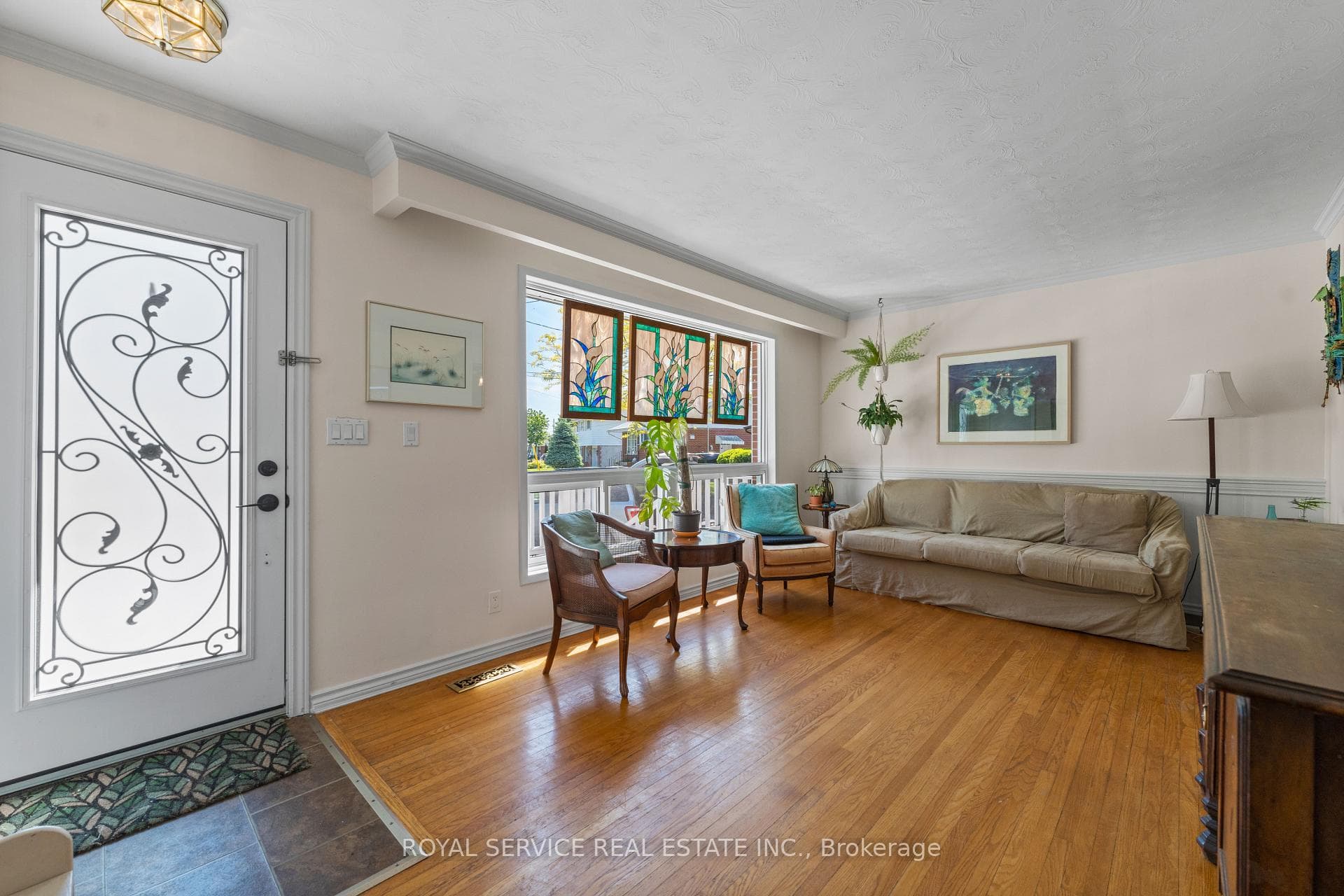 664 Hayden Crescent photo 4