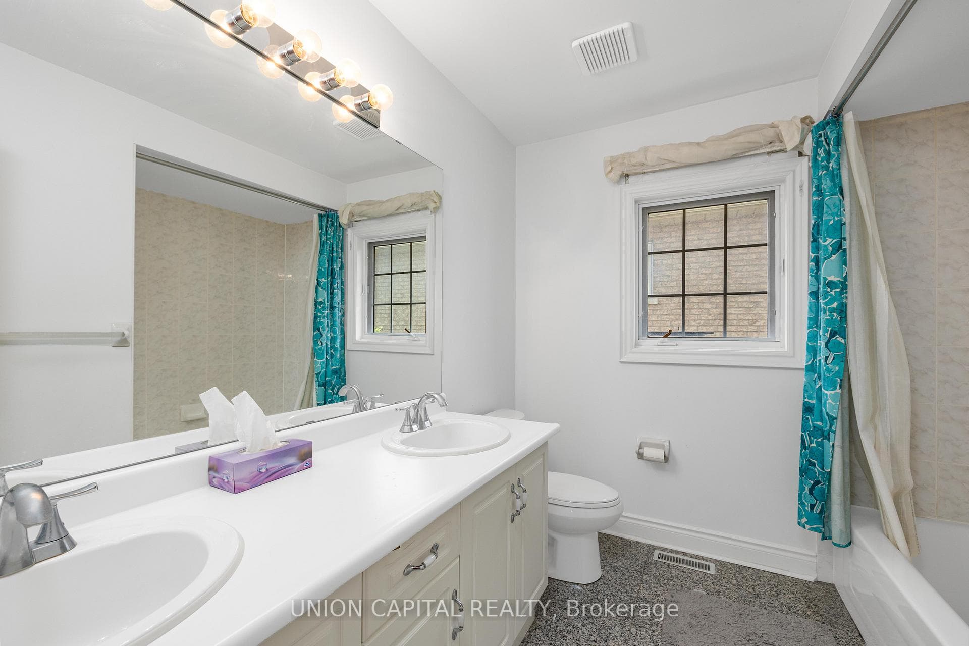 75 Langtry Place photo 32