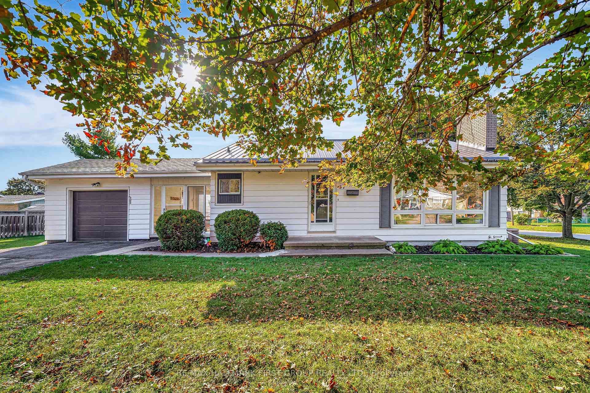 37 Elizabeth Crescent photo 1