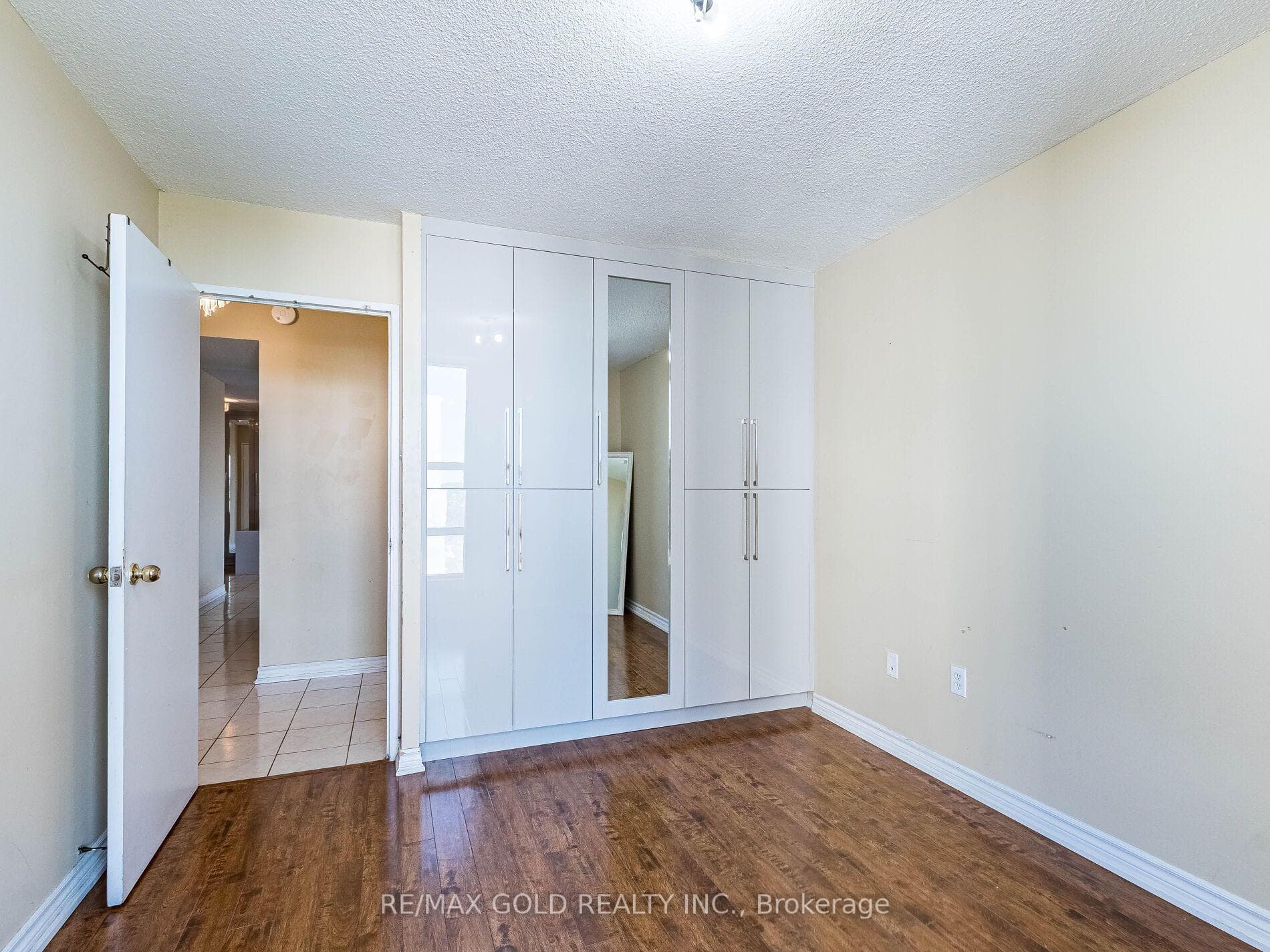 17 Knightsbridge Road Unit 1010 photo 34
