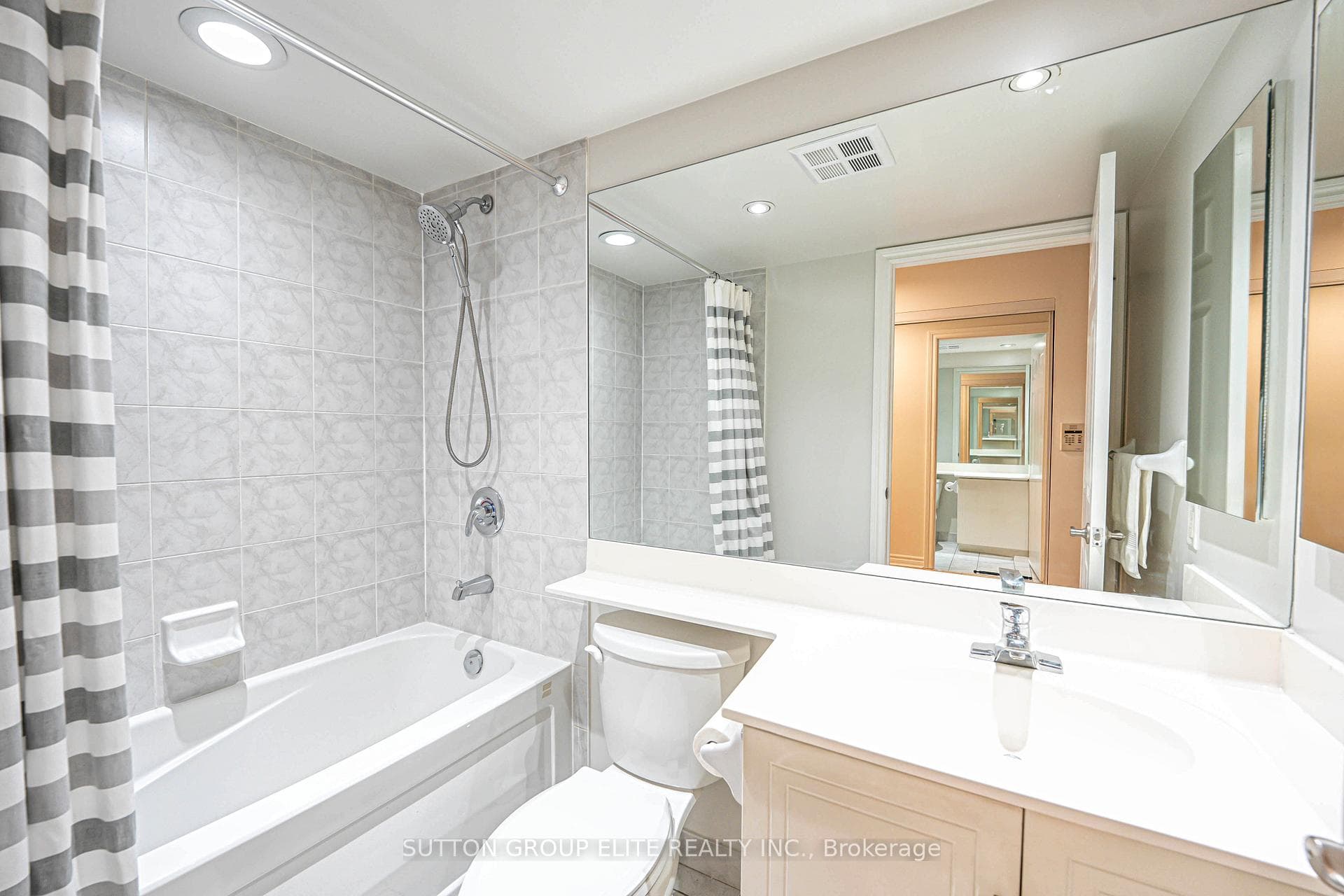 250 Wellington Street Unit 636 photo 24