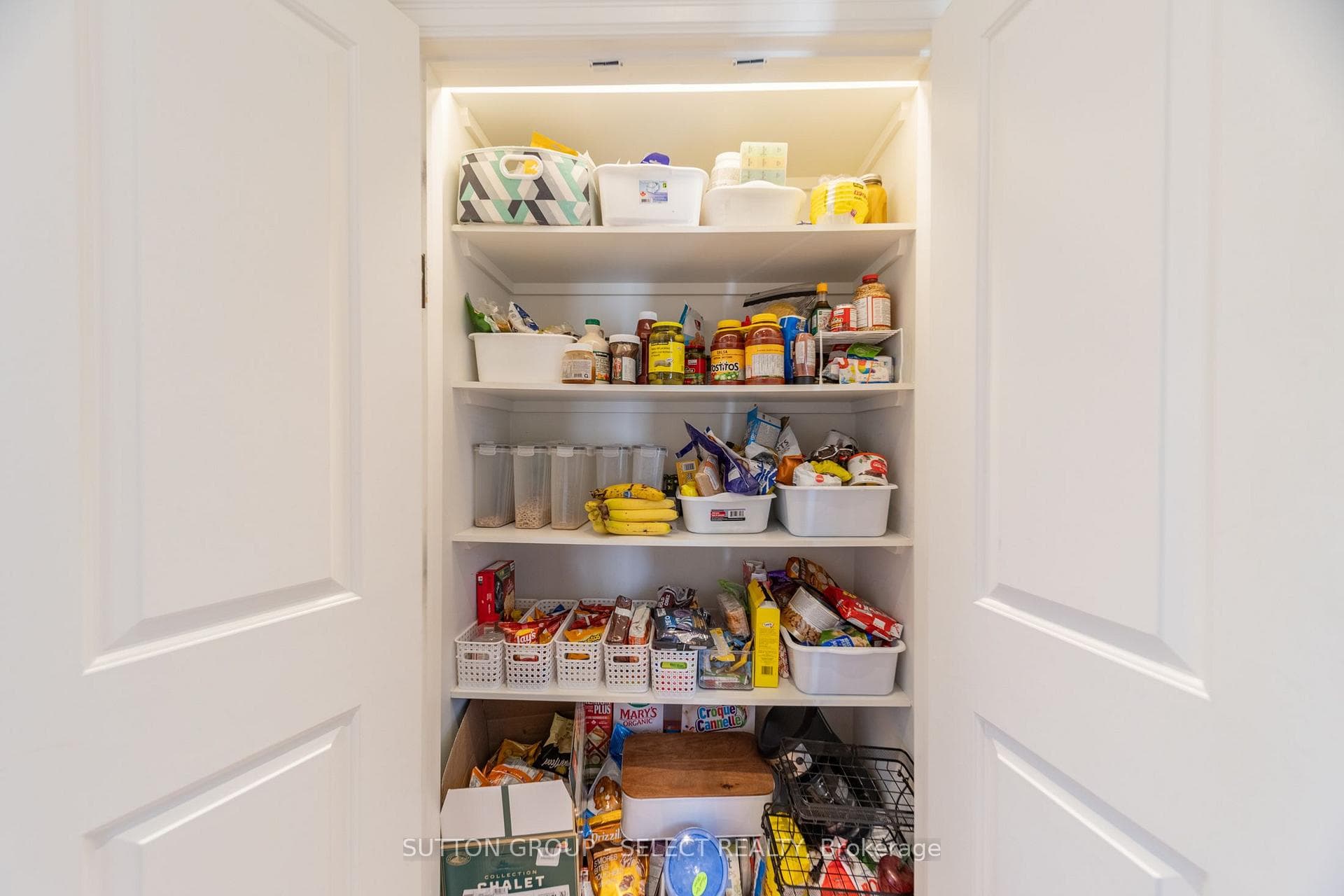 Servery/pantry serving the kitchen & dining areas