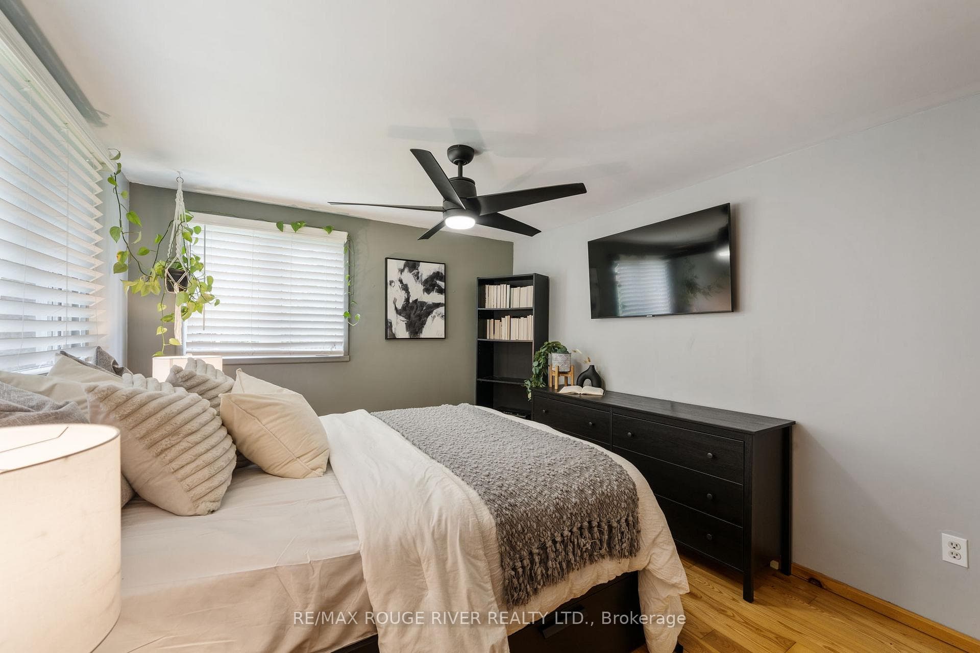 566 Cottingham Road photo 19