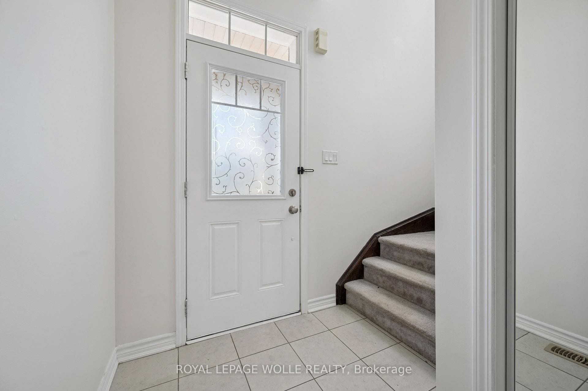 267 Grovehill Crescent photo 5