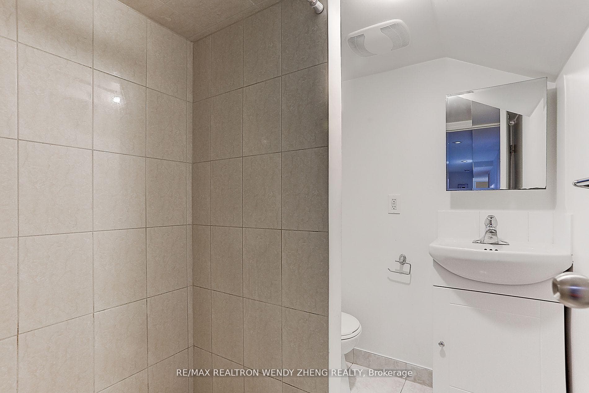 2179 Dundas Street photo 30