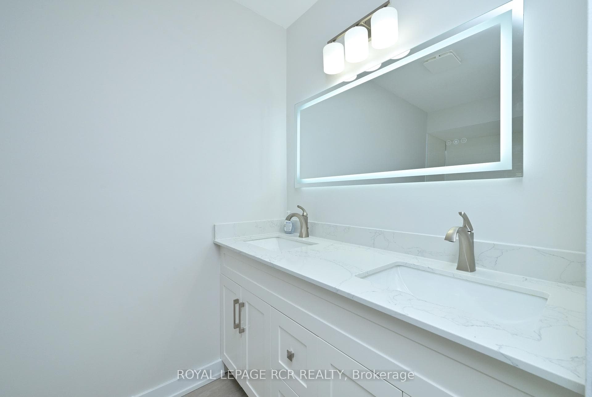 106 Burbank Crescent photo 14