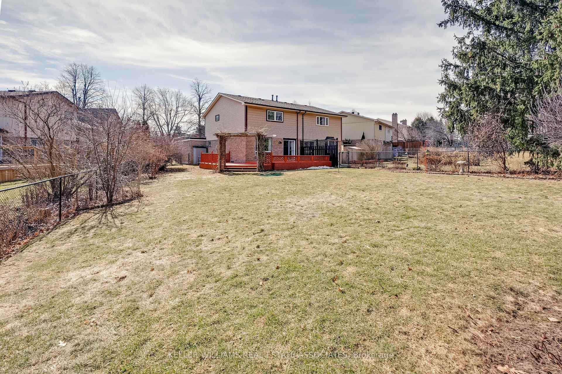 7228 Ridgeland Crescent photo 2