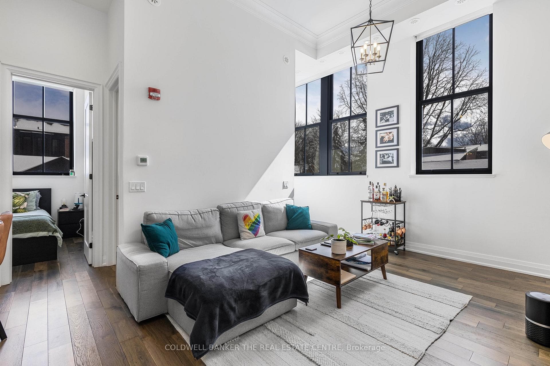 13ft ceilings & open concept