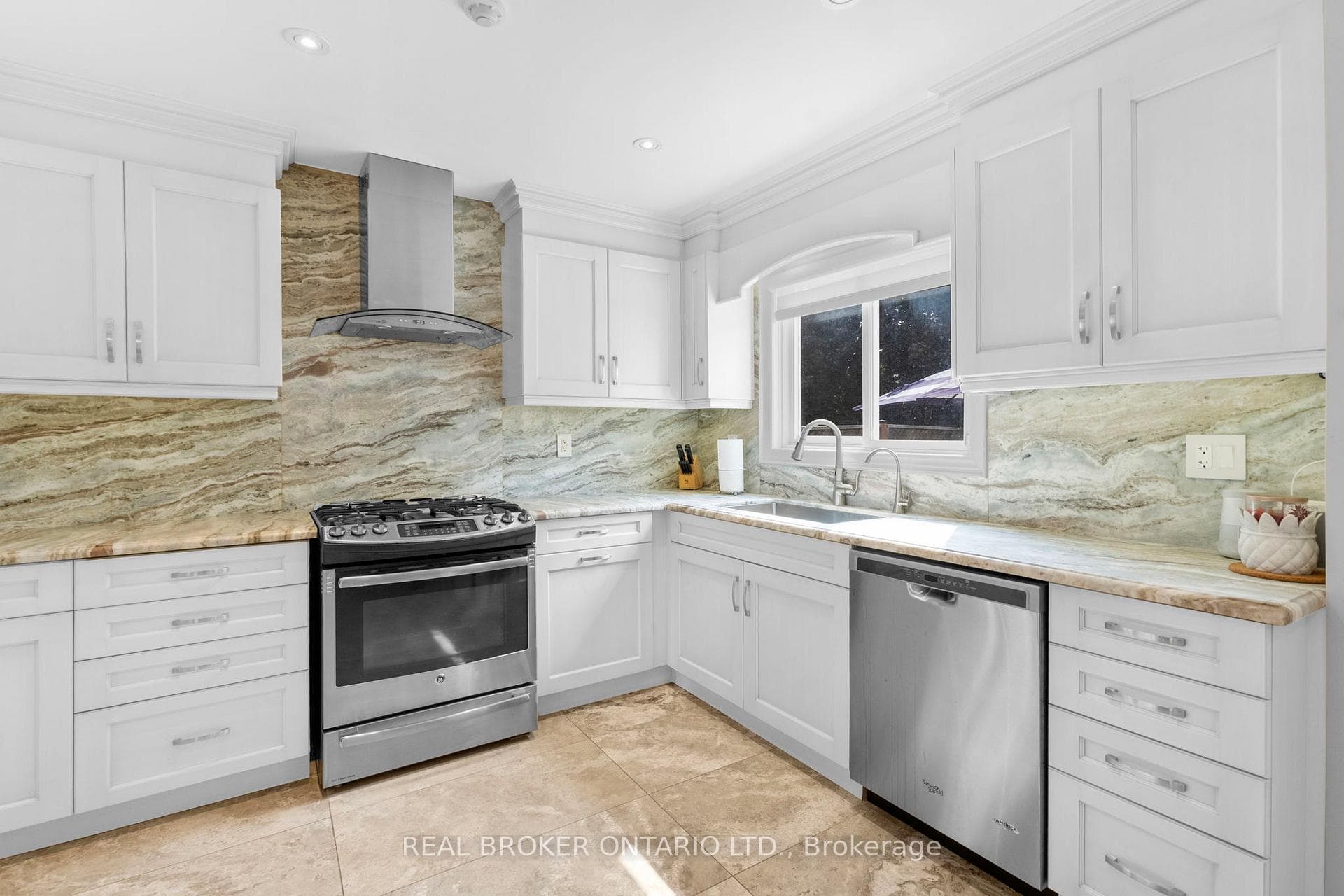 11 Fountainbridge Drive photo 10