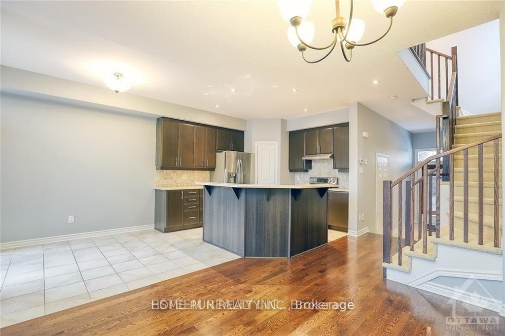 210 COOKS MILL Crescent photo 4