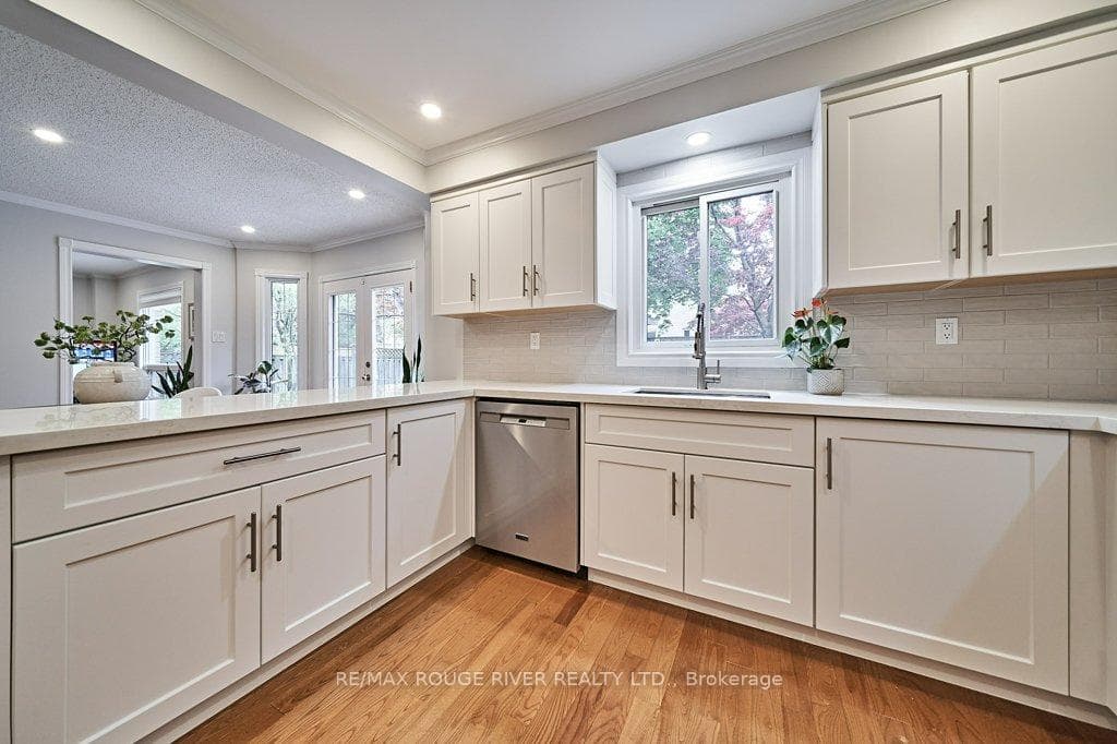 62 Lipton Crescent photo 9