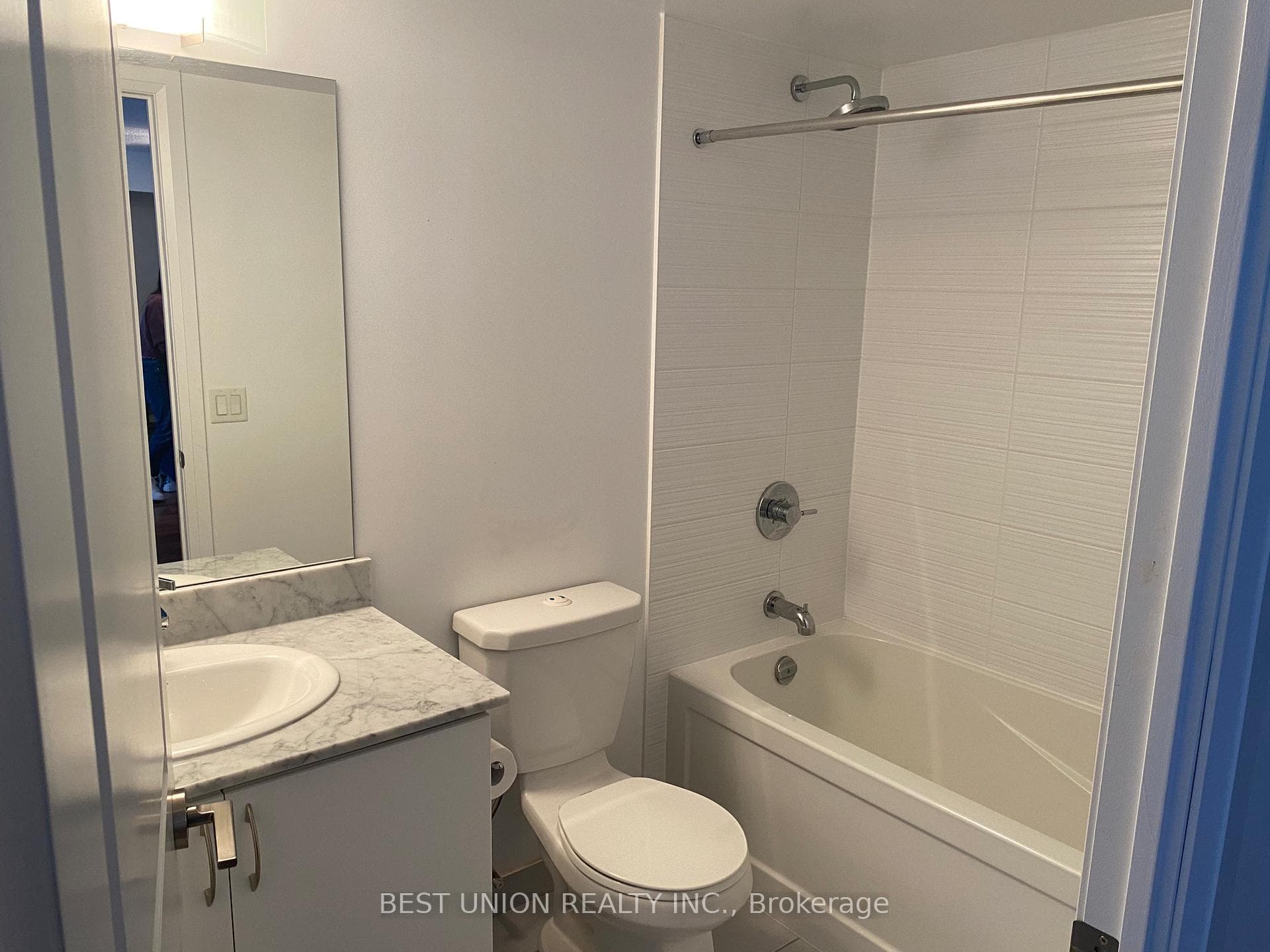 370 Highway 7 Avenue Unit 523 photo 5