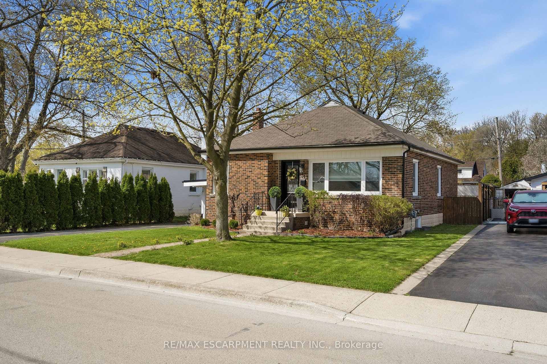 31 CAMERON Avenue photo 1
