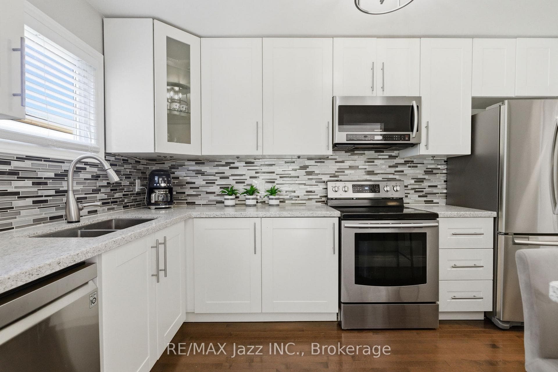 555 Cobblehill Drive photo 9