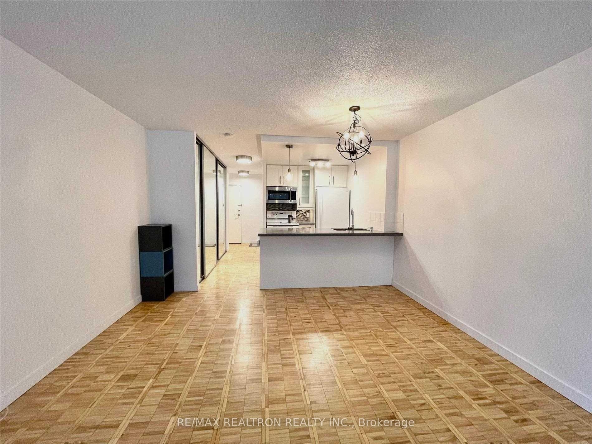 22 Shallmar Boulevard Unit 206 photo 3