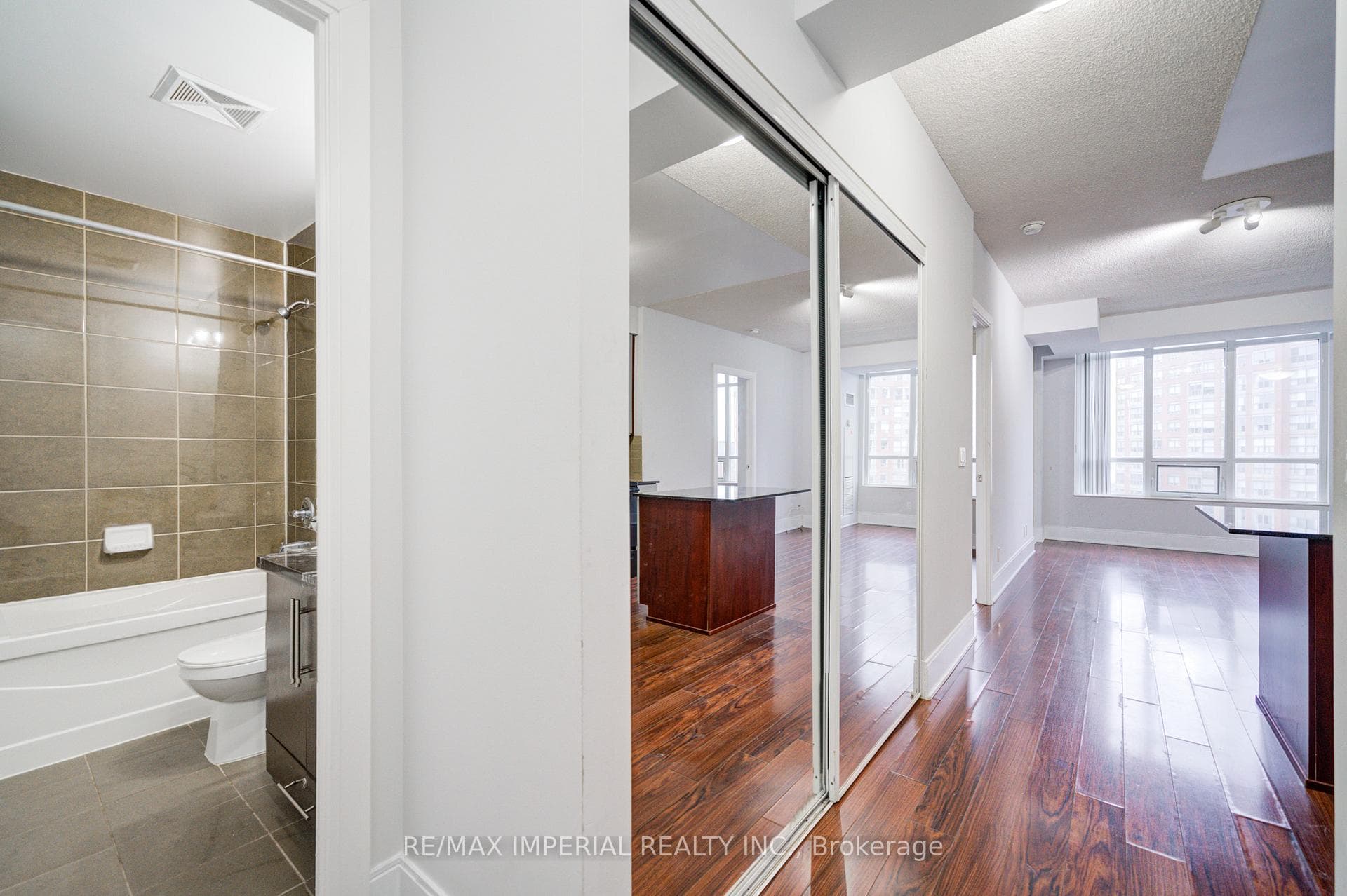 330 Burnhamthorpe Road Unit 1408 photo 5