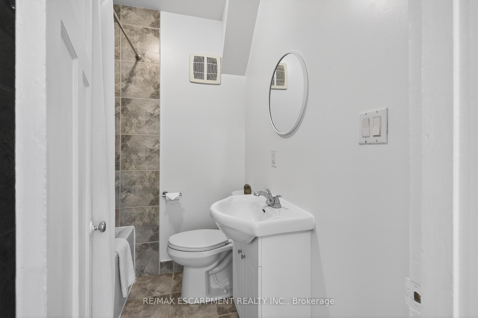 2nd floor 4pc bath w/ new vanity
