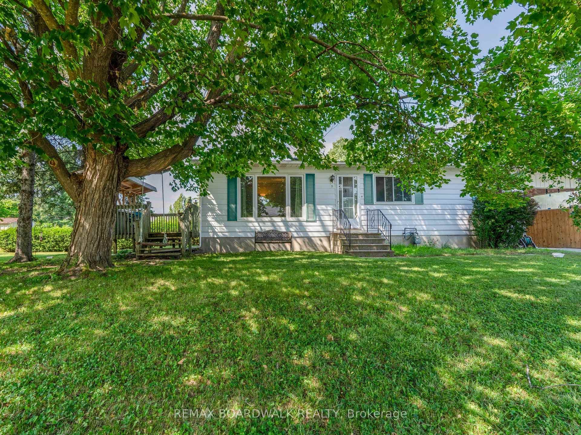 Welcome to 5 Laurentian Pl!