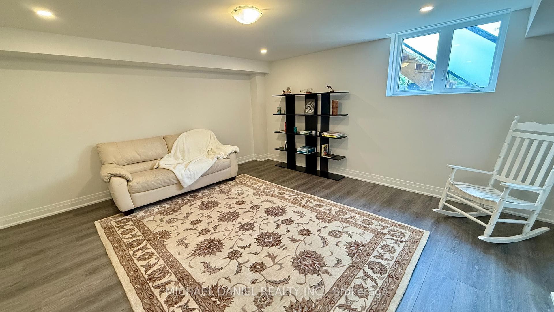 571 New England Court photo 27
