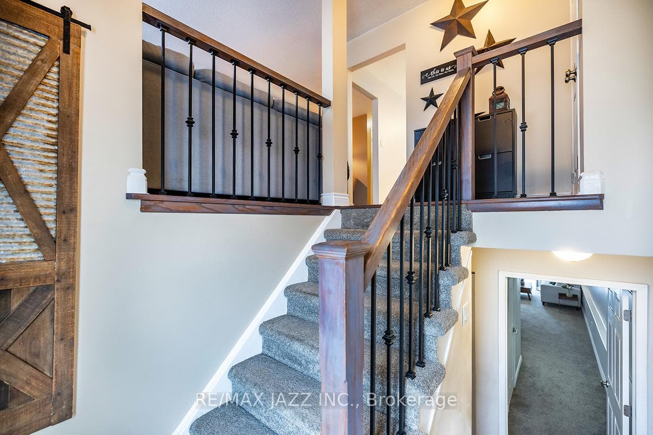 882 Attersley Drive photo 6
