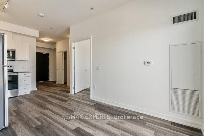 430 Essa Road Unit 318 photo 17