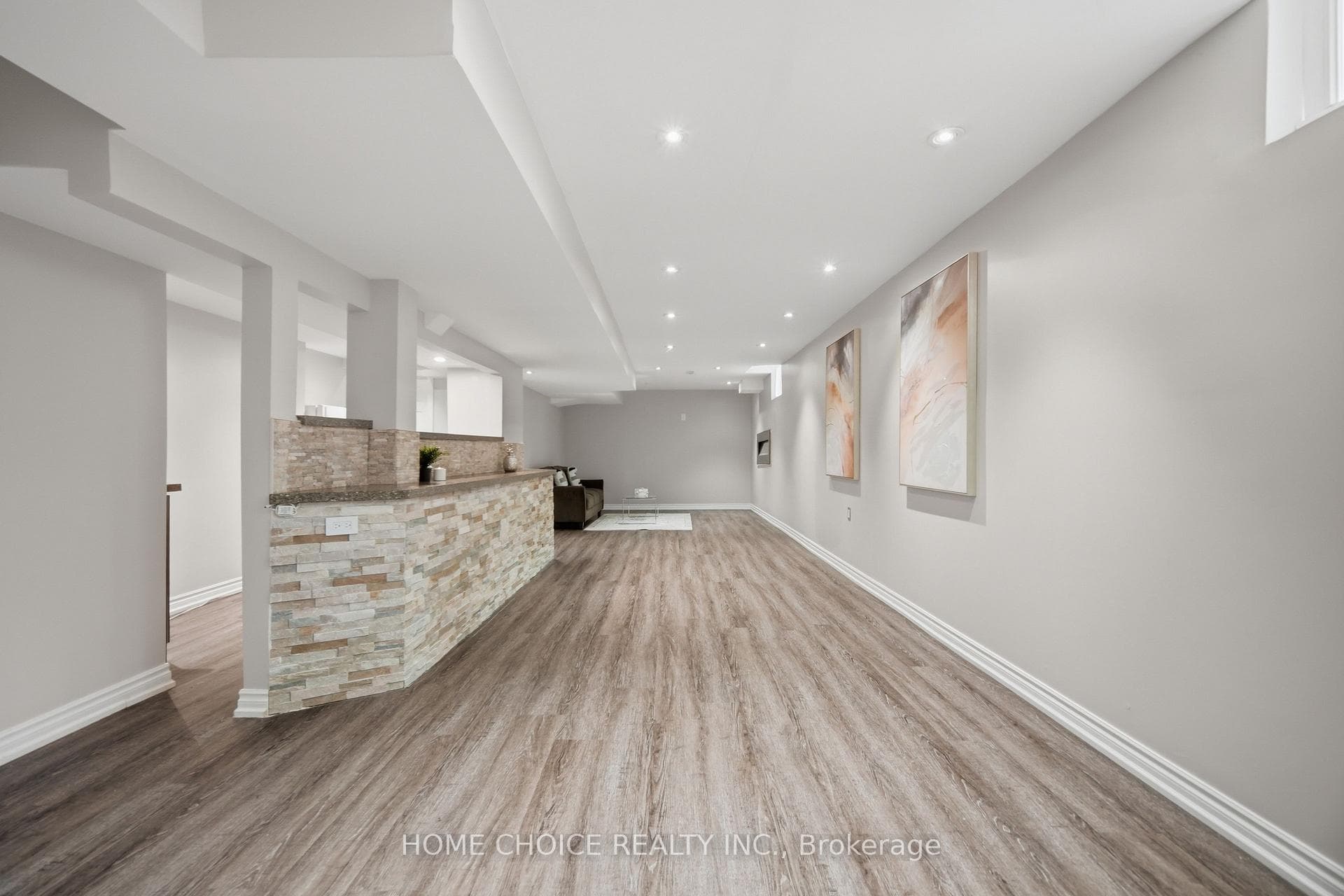 670 Dolby Crescent photo 42