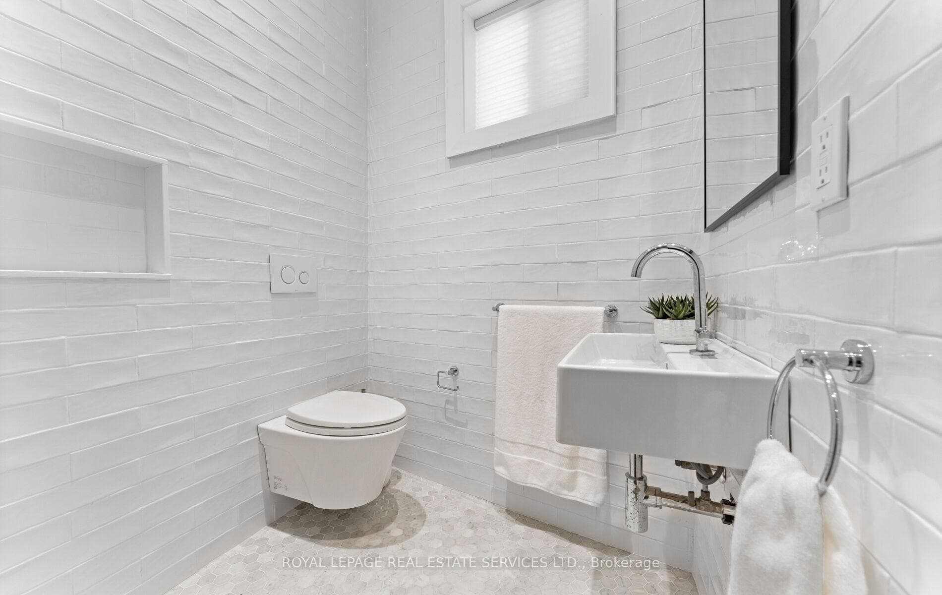 24 Mann Avenue photo 39