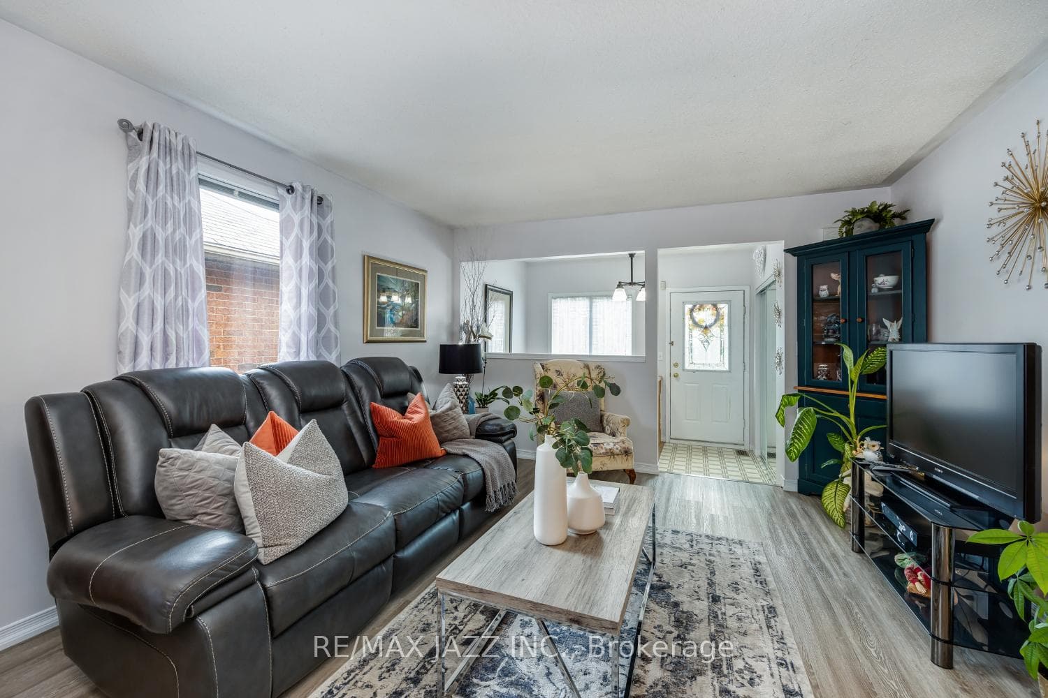 96 Mcfeeters Crescent photo 5