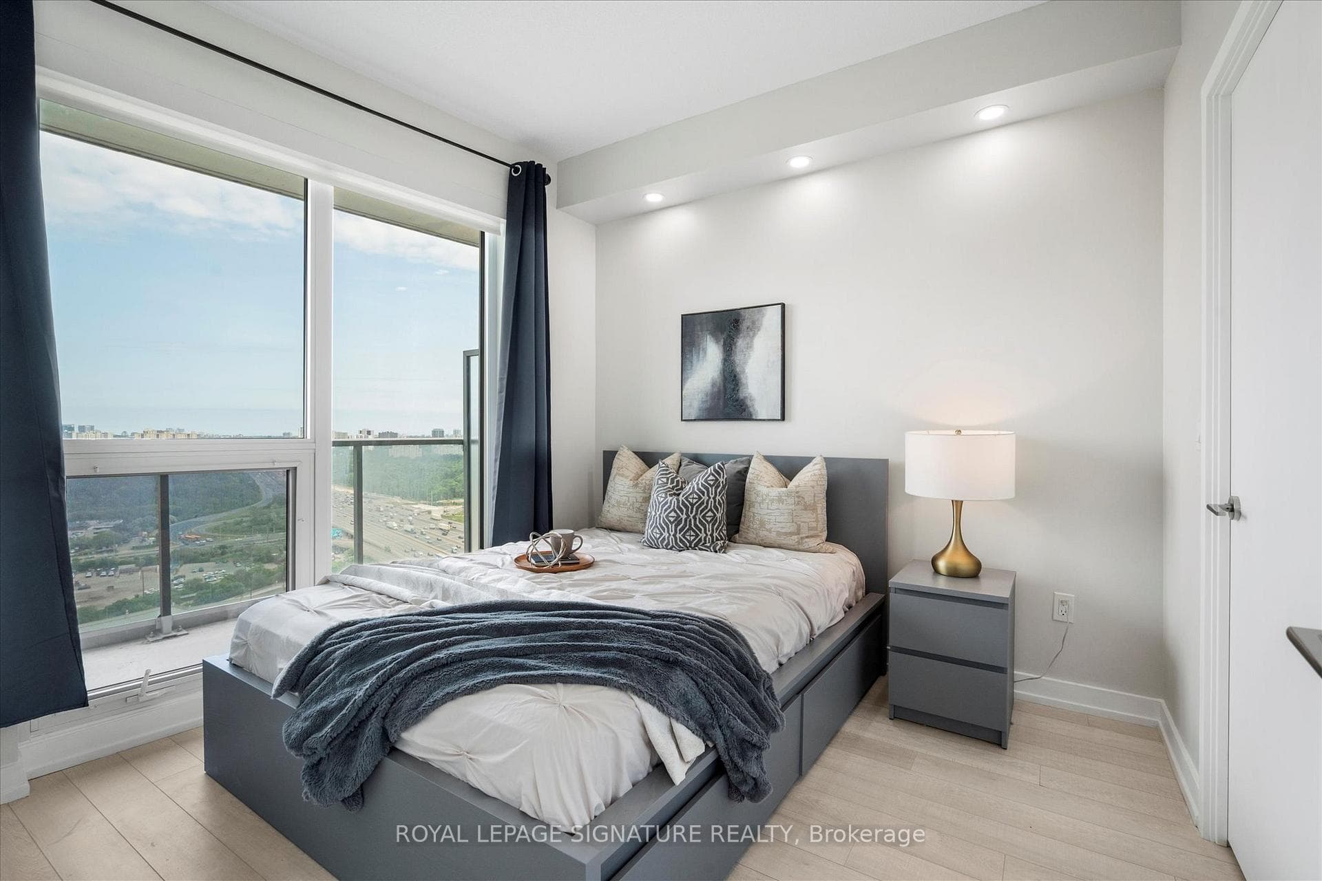 117 McMahon Drive Unit 2511 photo 24