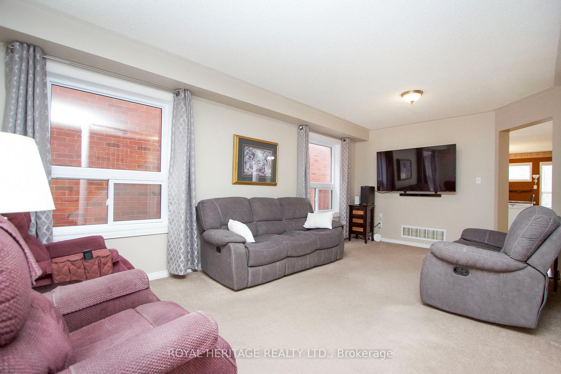 92 Booth Crescent photo 4
