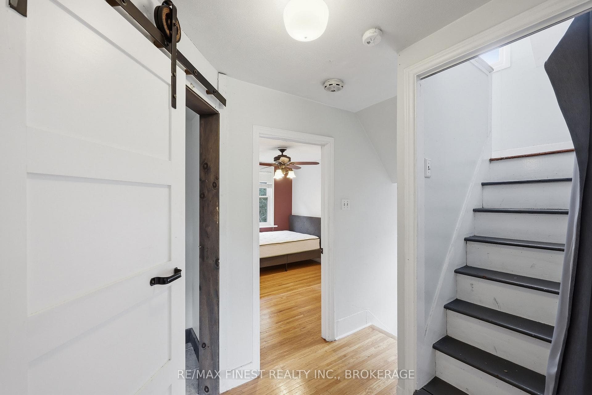 463 Victoria Street photo 22