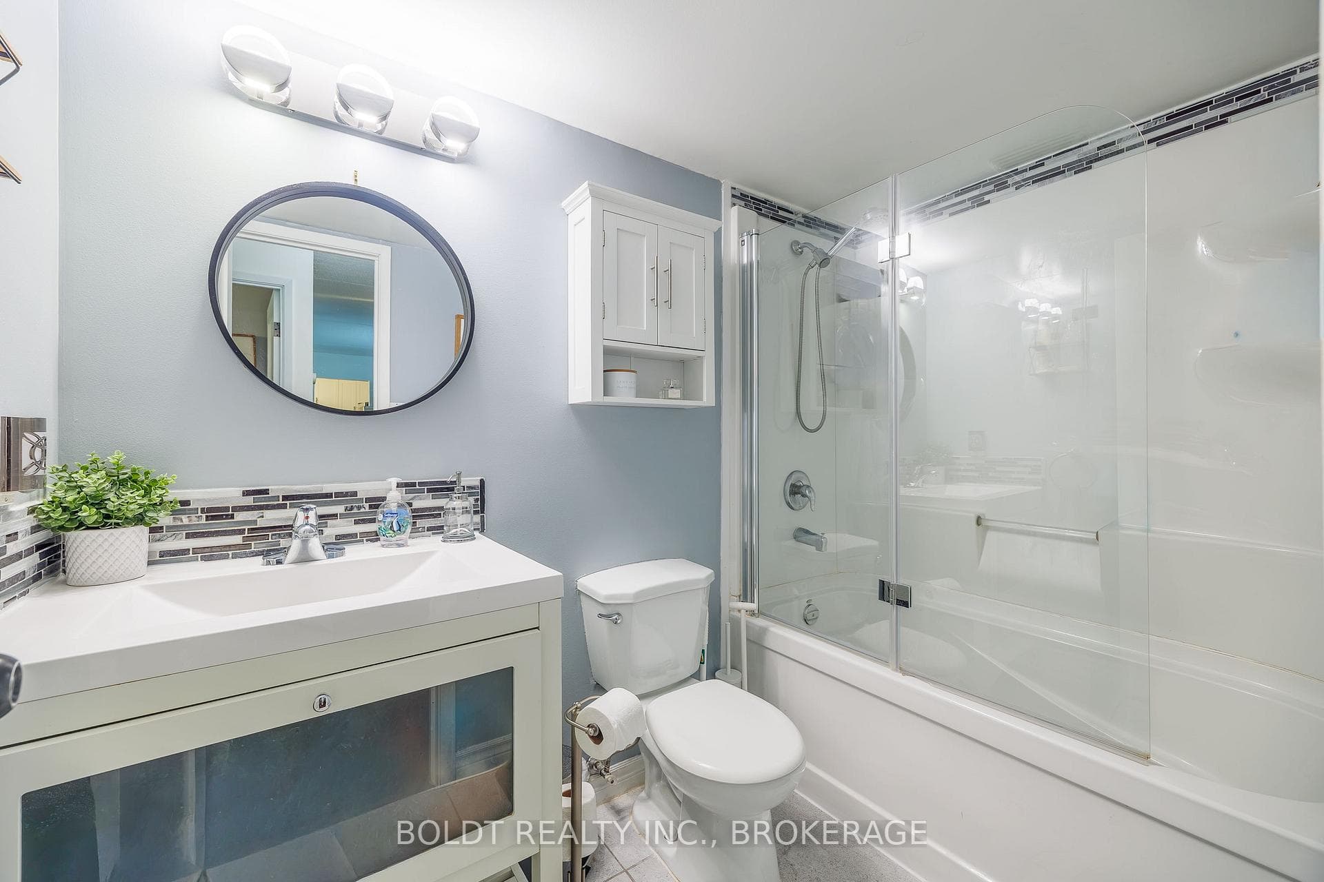 Nicely updated 4 pce. bath