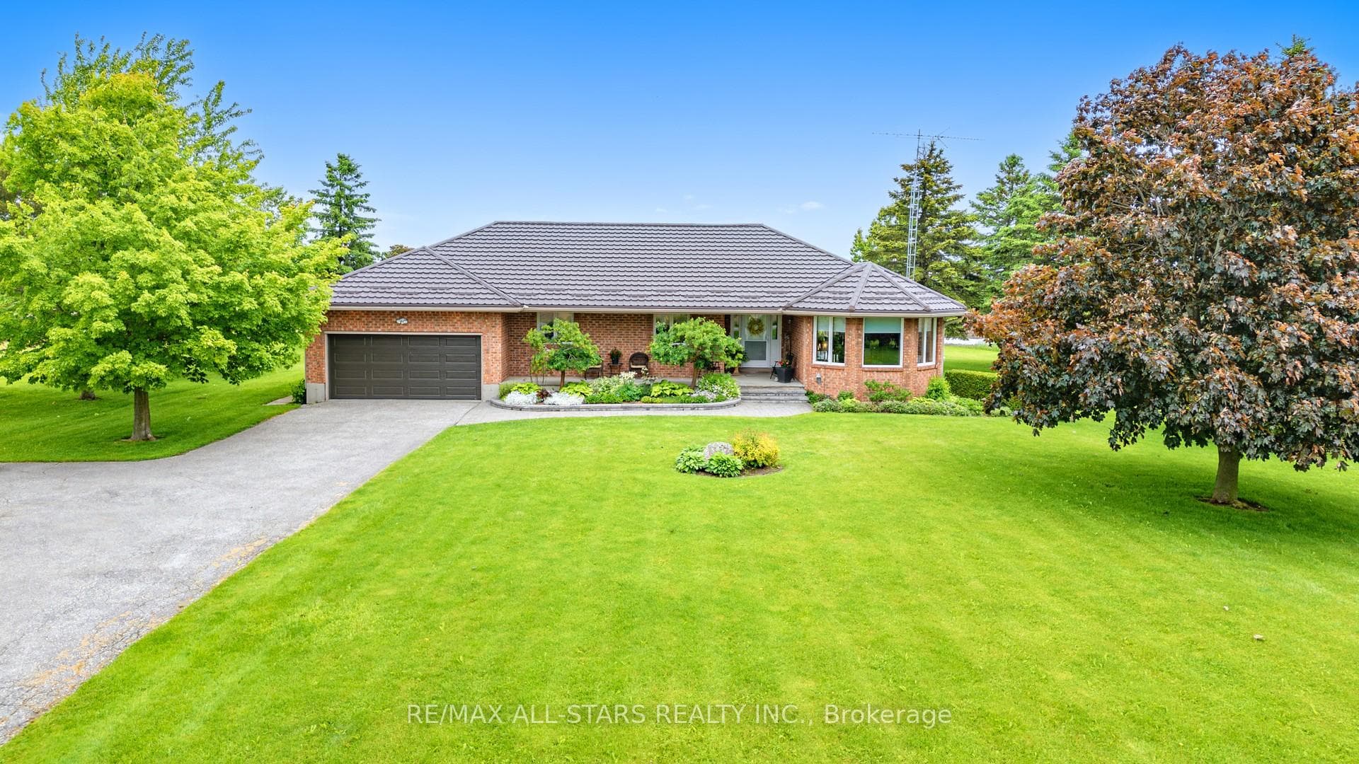 215 The Queensway Road photo 1