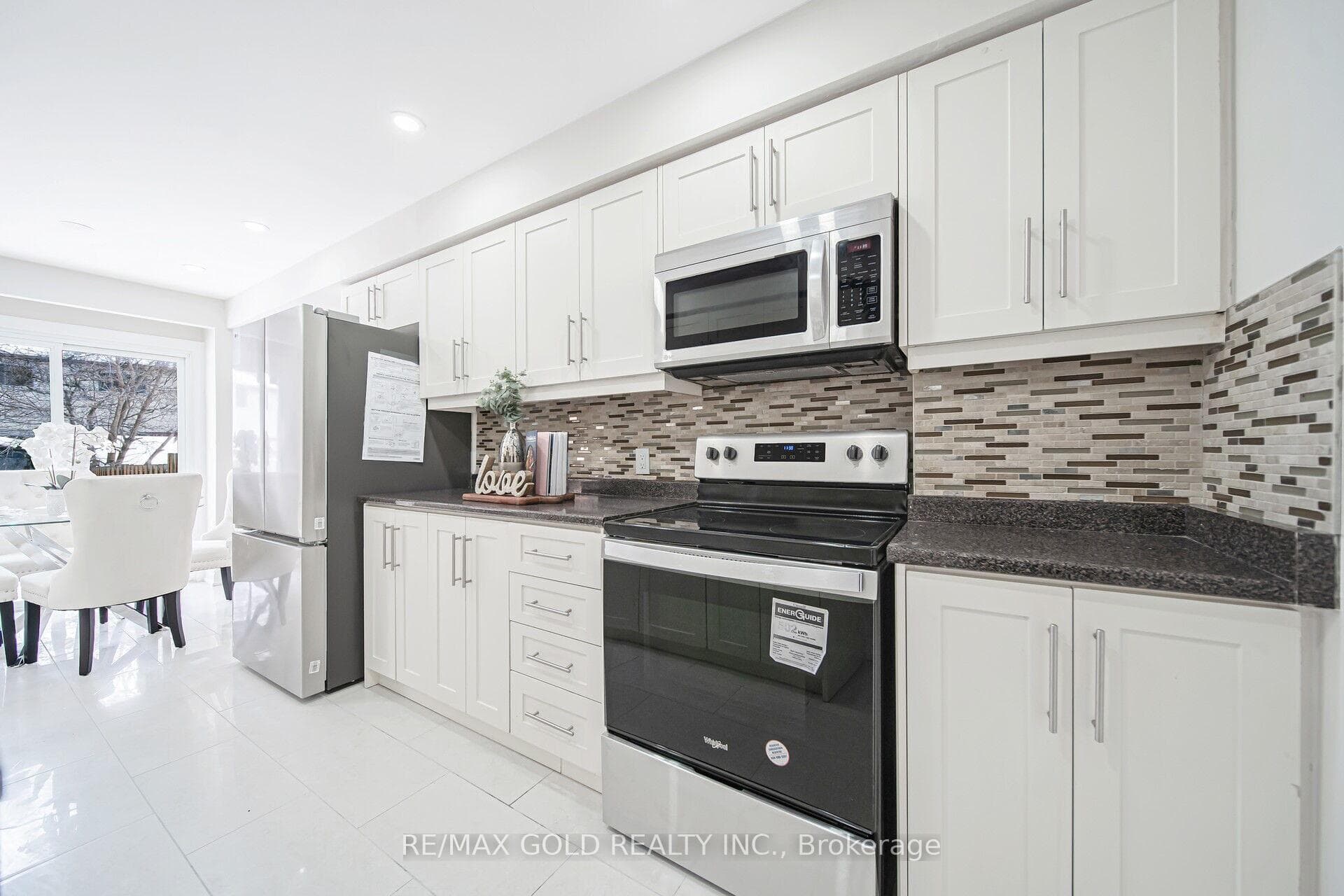 21 Burbank Crescent photo 8