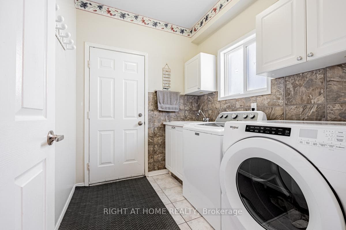 1448 Sandhurst Crescent photo 16