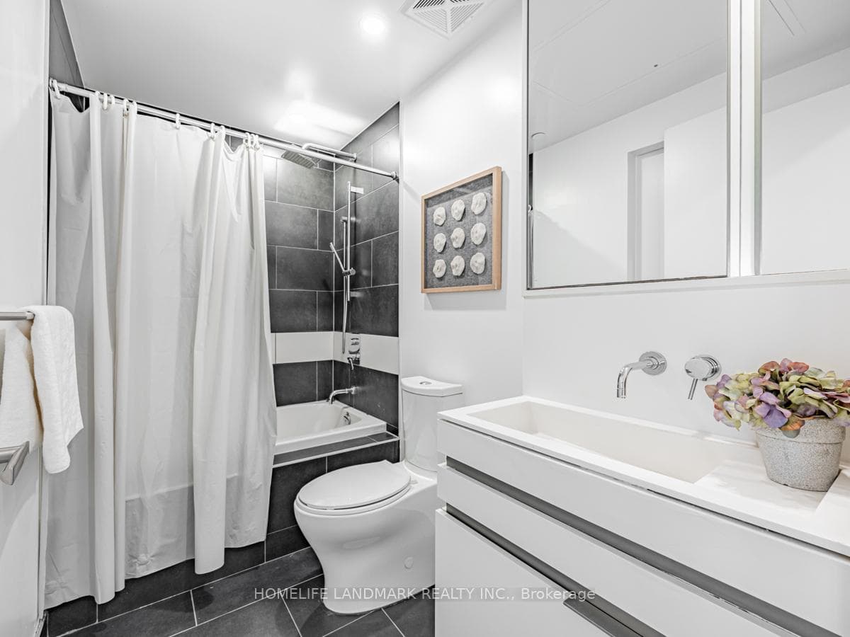 197 Yonge Street Unit 4211 photo 4