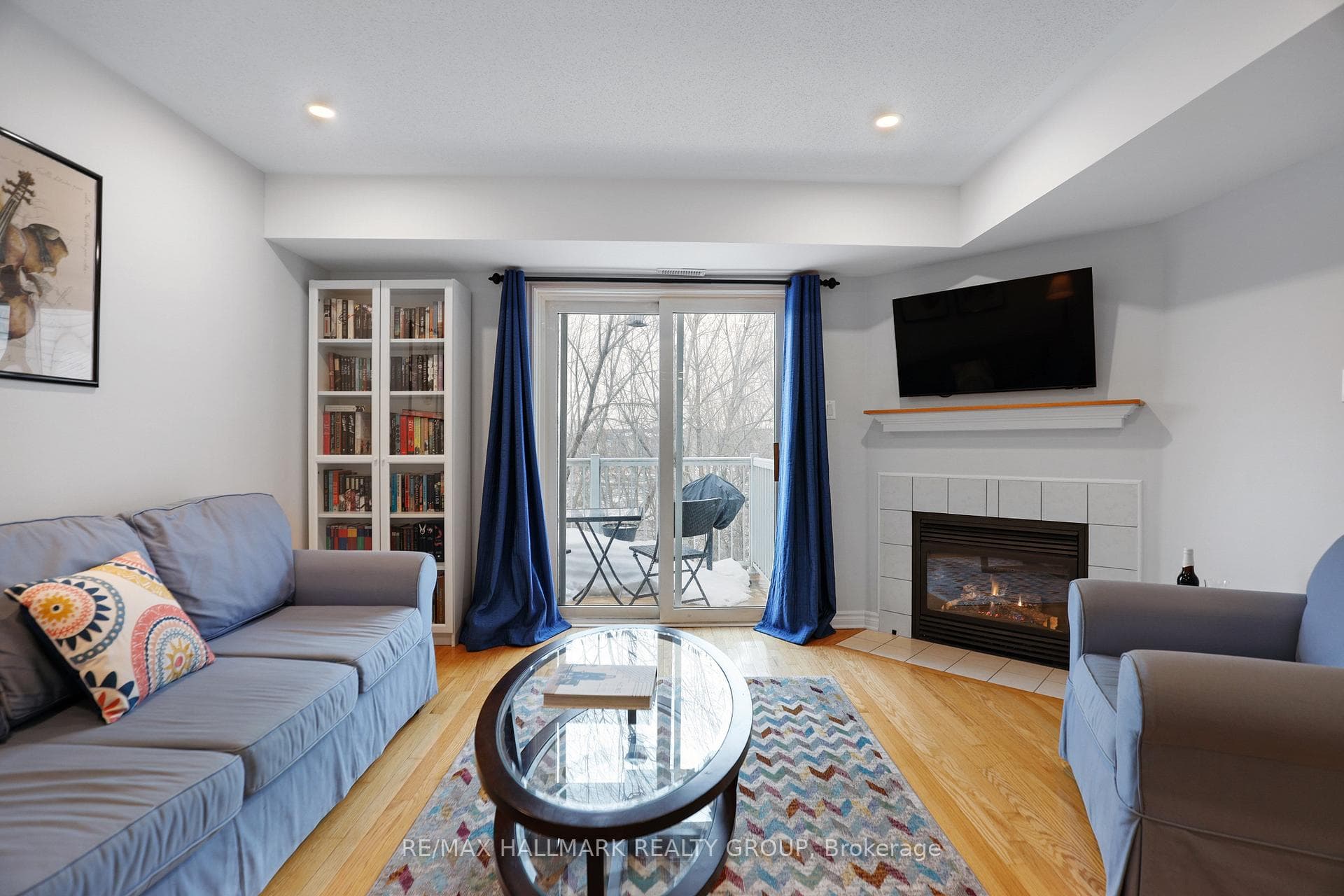 Living Room / Gas Fireplace