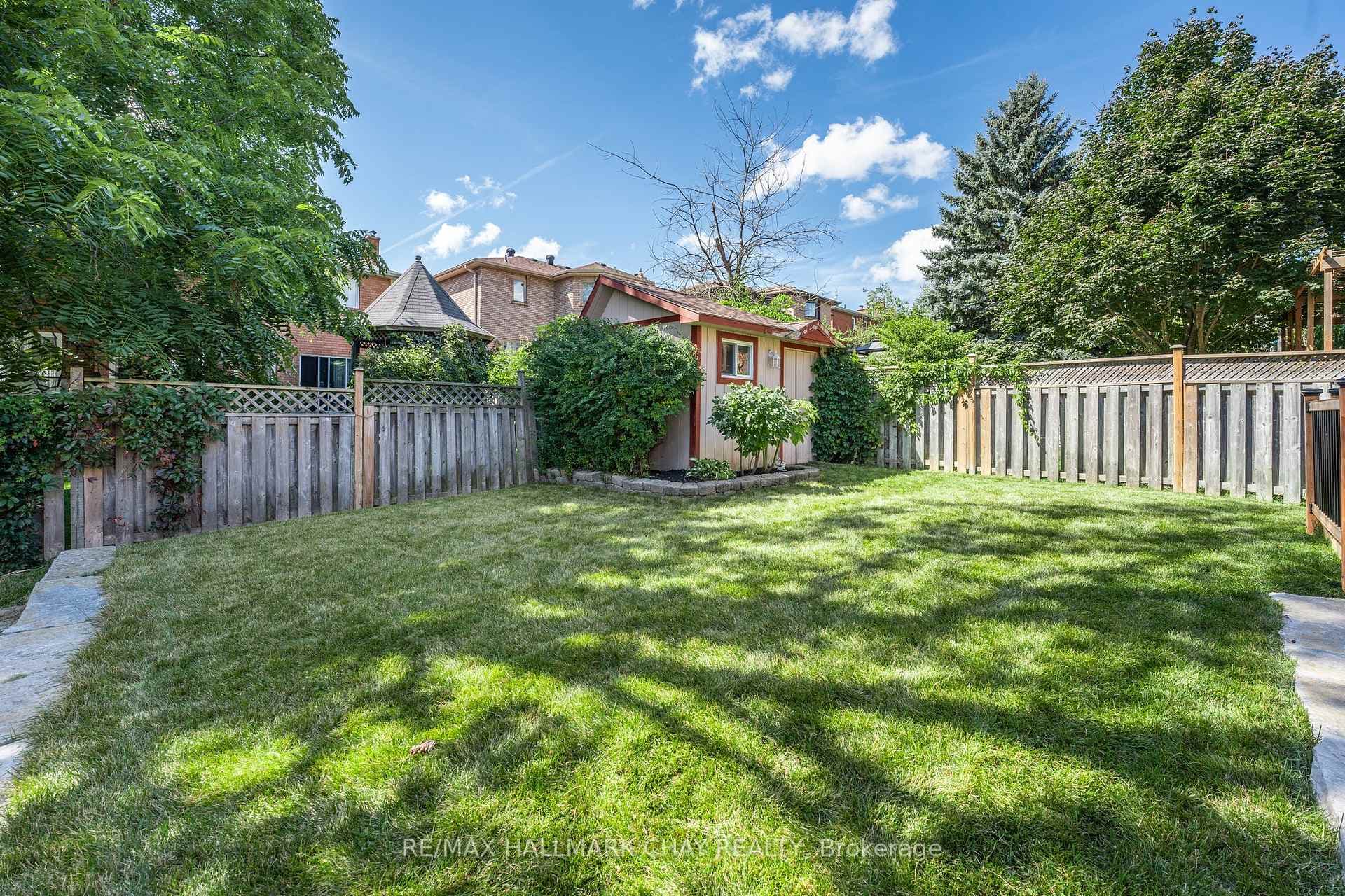 22 Thackeray Crescent photo 36