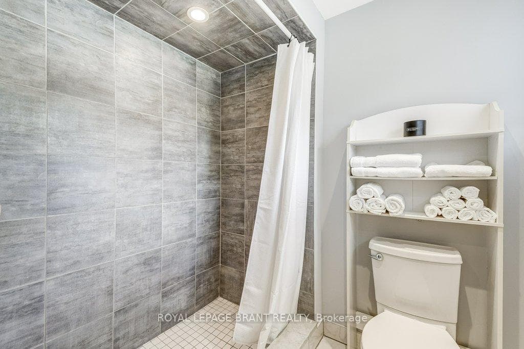 726 Applewood Crescent photo 29